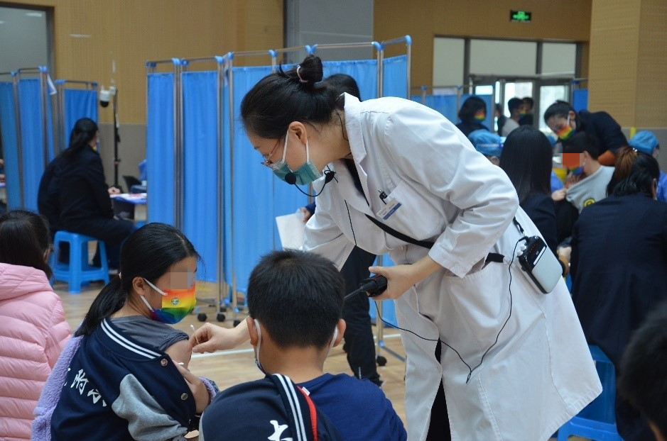 校医院完成学校附属小学新冠疫苗首针接种工作